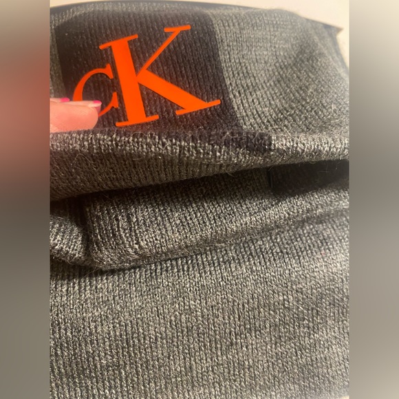 Calvin Klein 2-piece set Hat and Scarf - Picture 6 of 8